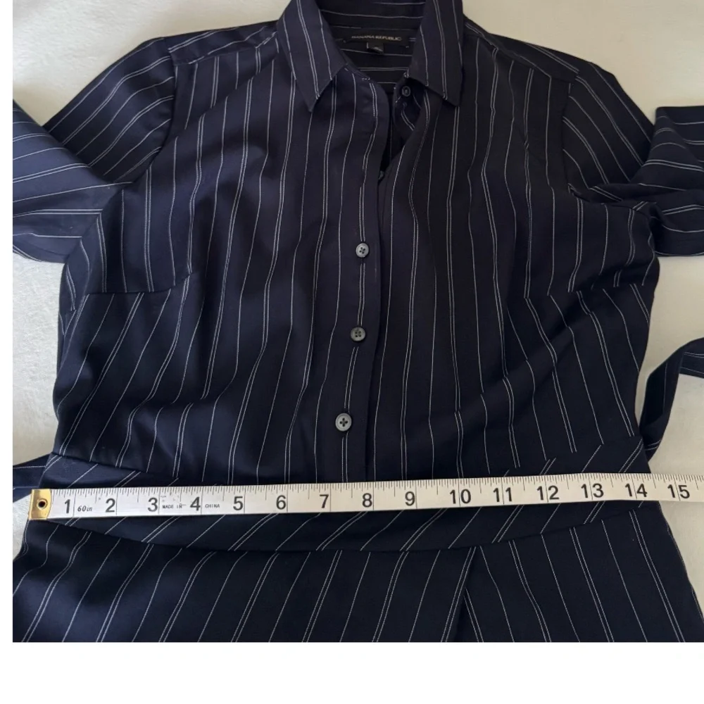 Banana Republic Banana Republic Pinstripe 
Tie-Waist Shirtdress. Size: 6 - Picture 10 of 12